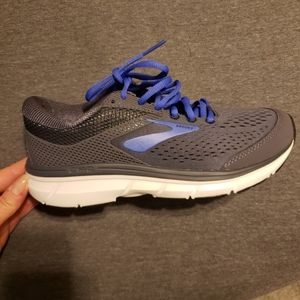 Brooks Dyad 10 size 8. Womans